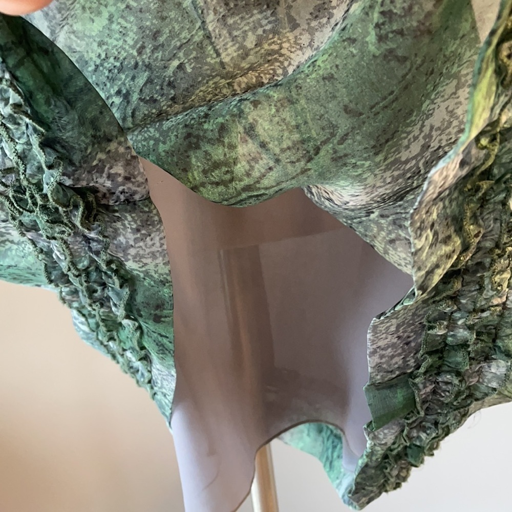 NWOT WOMEN’S RUFFLED sleeveless BLOUSE green snakeskin pattern neck tie L - Picture 4 of 16